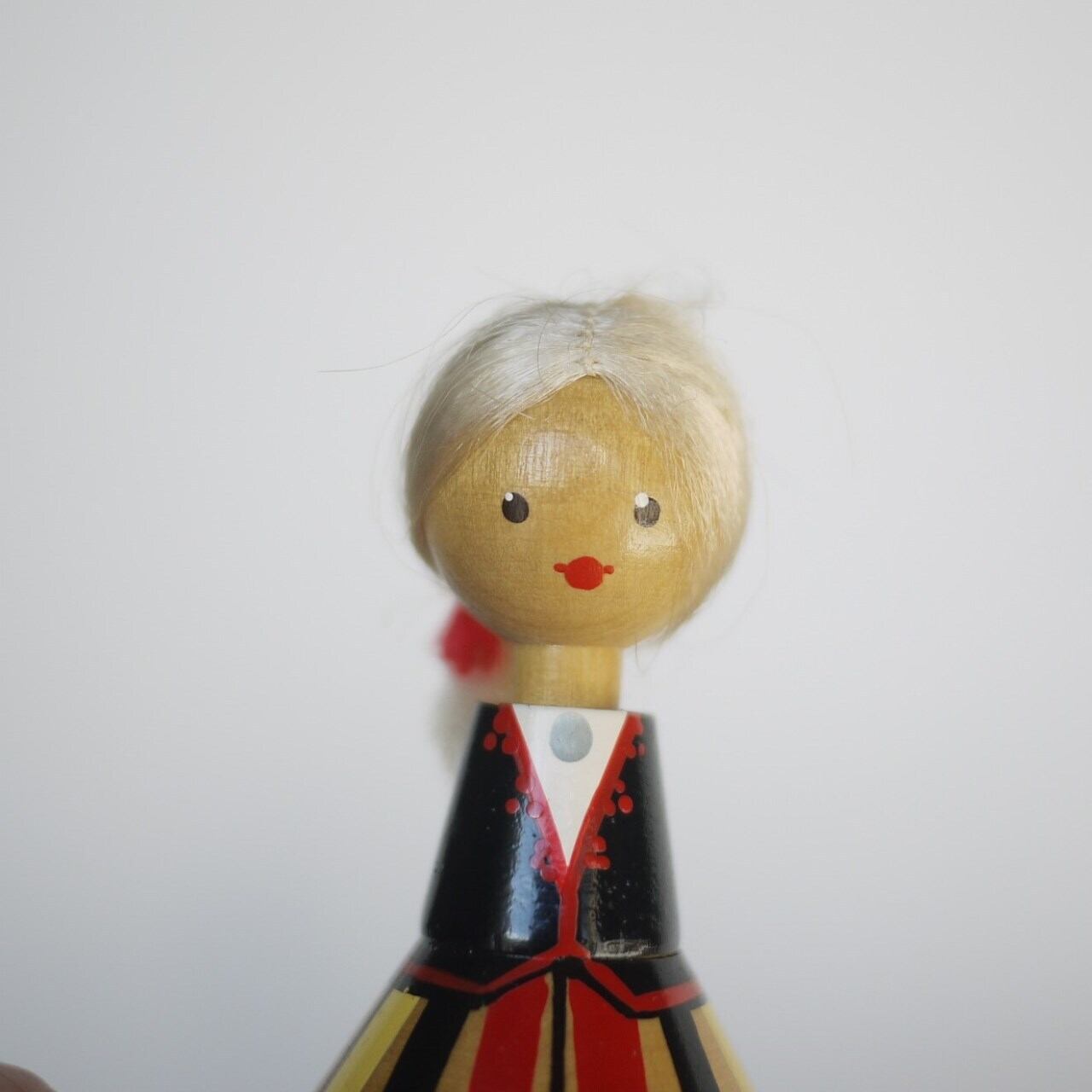 縞スカートの女の子 木製人形 リトアニア