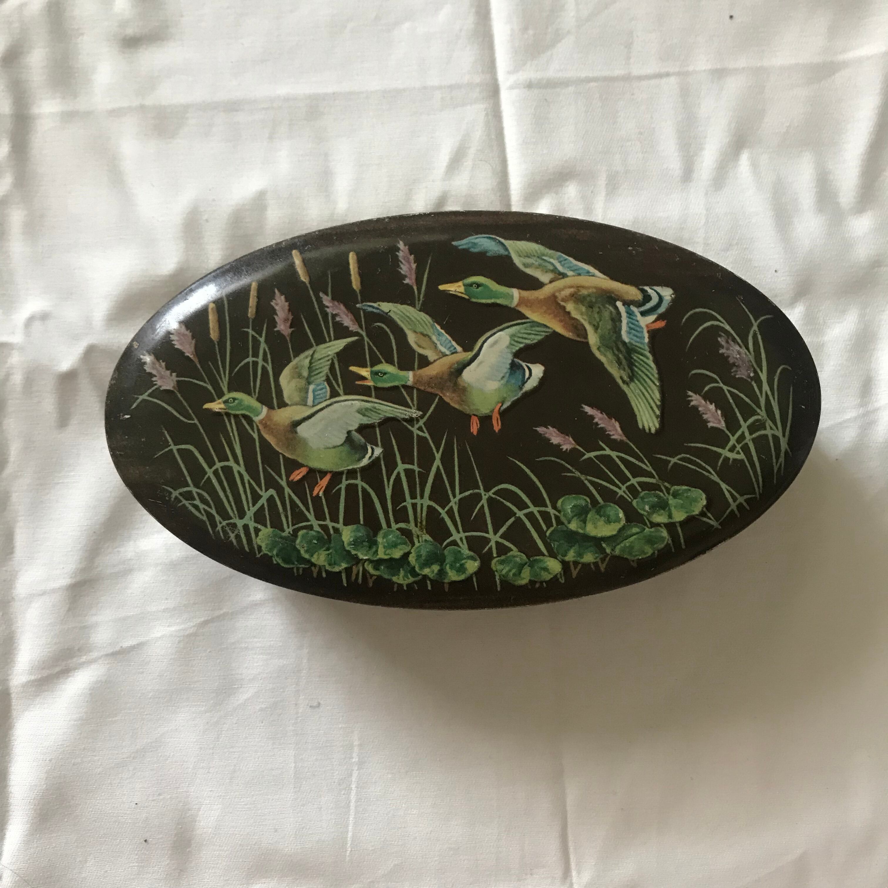 飛び立つカモの缶