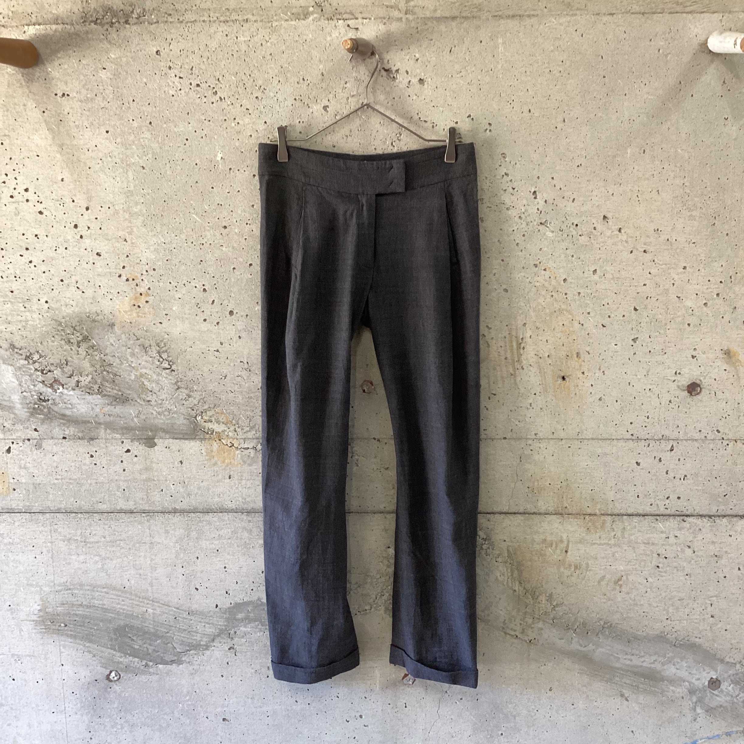 Tuck design gray pants