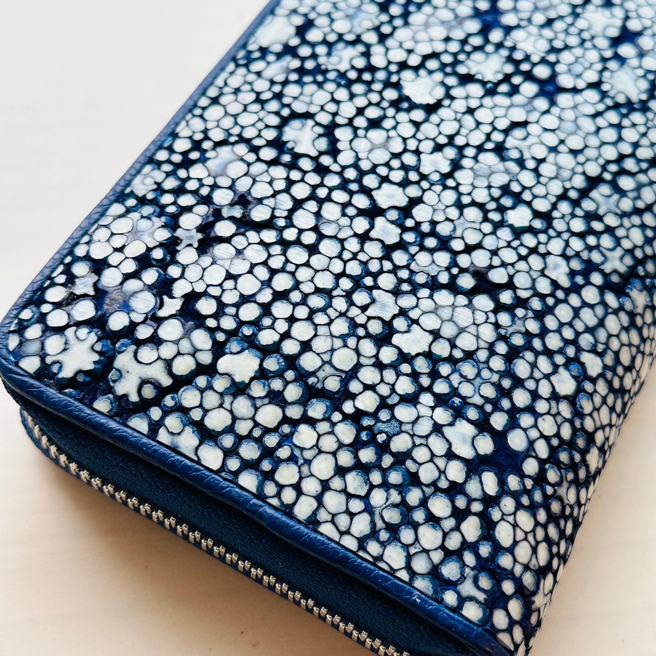 美品✨スティングレー青と白の模様 長財布