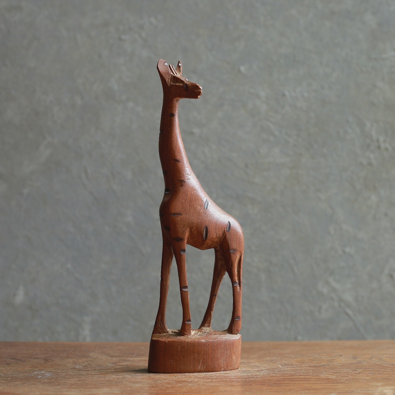 ケニヤからやってきた、木彫りのキリン