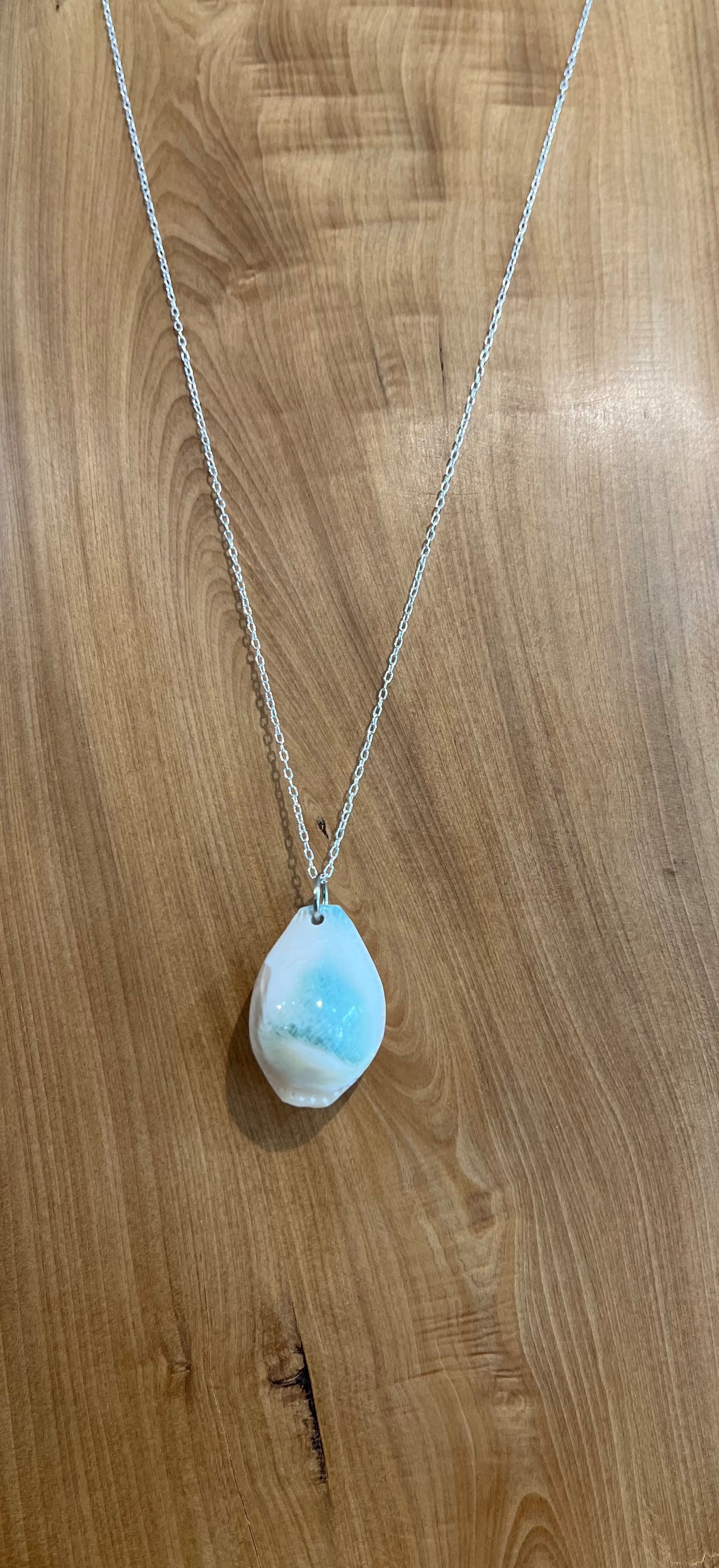 夜光貝のタカラガイペンダント