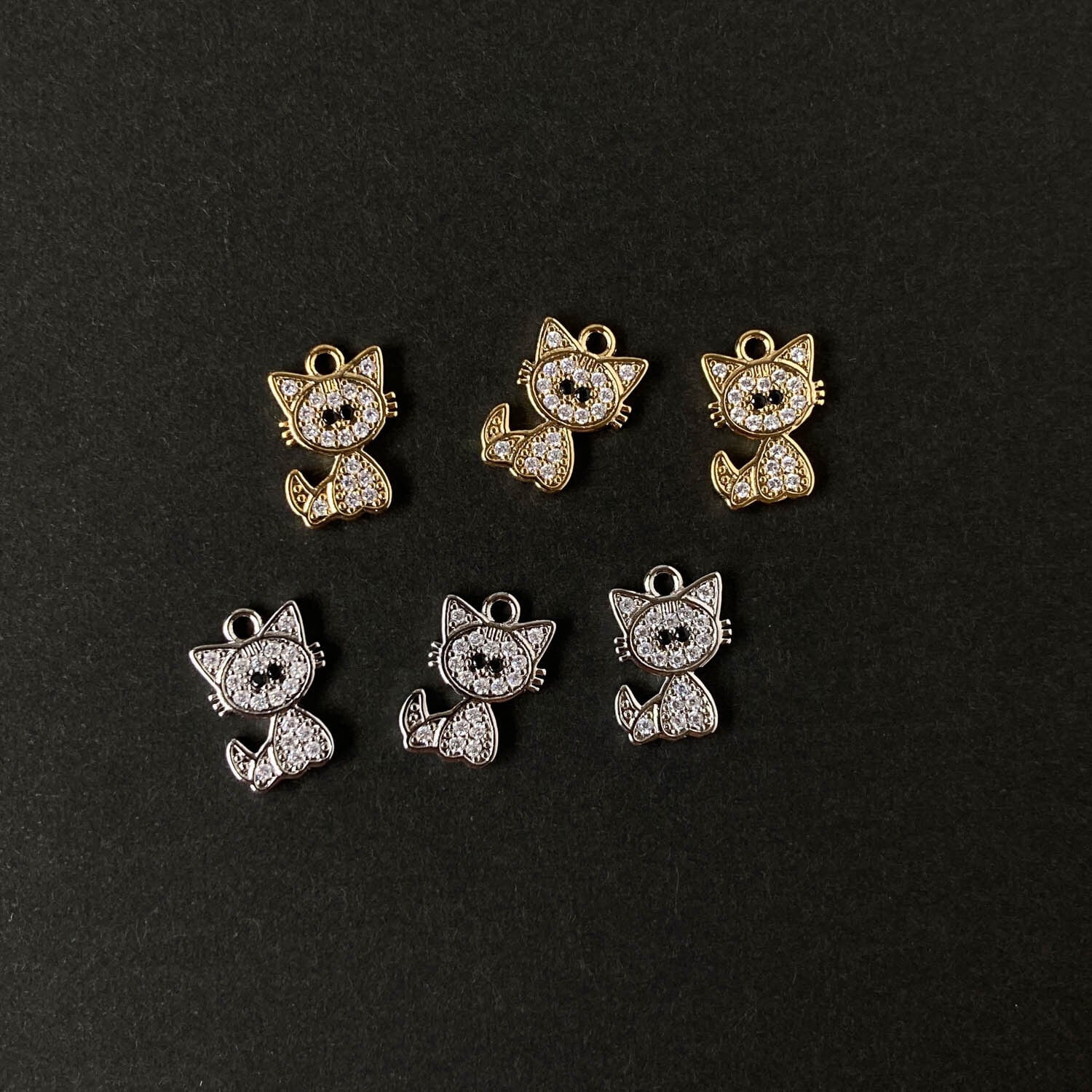 ビジュー付きお座り猫チャーム(16K/プラチナメッキ・12mm)