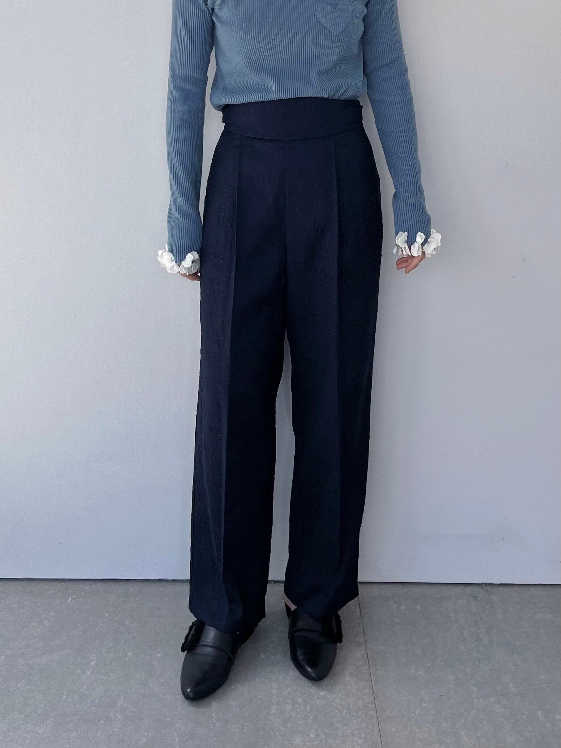 MUVEIL フラワーエンボスパンツ ネイビー MUVEIL フラワーエンボスパンツ | KOKO