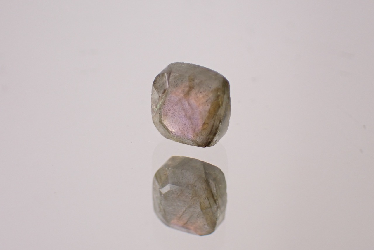 マダガスカル産ラブラドライト　1.14ct　 [D9-82]
