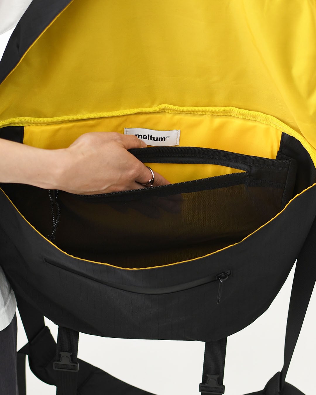 meltum [メルタム] COMPACT MESSENGER BAG [MTM-BG-0375-26