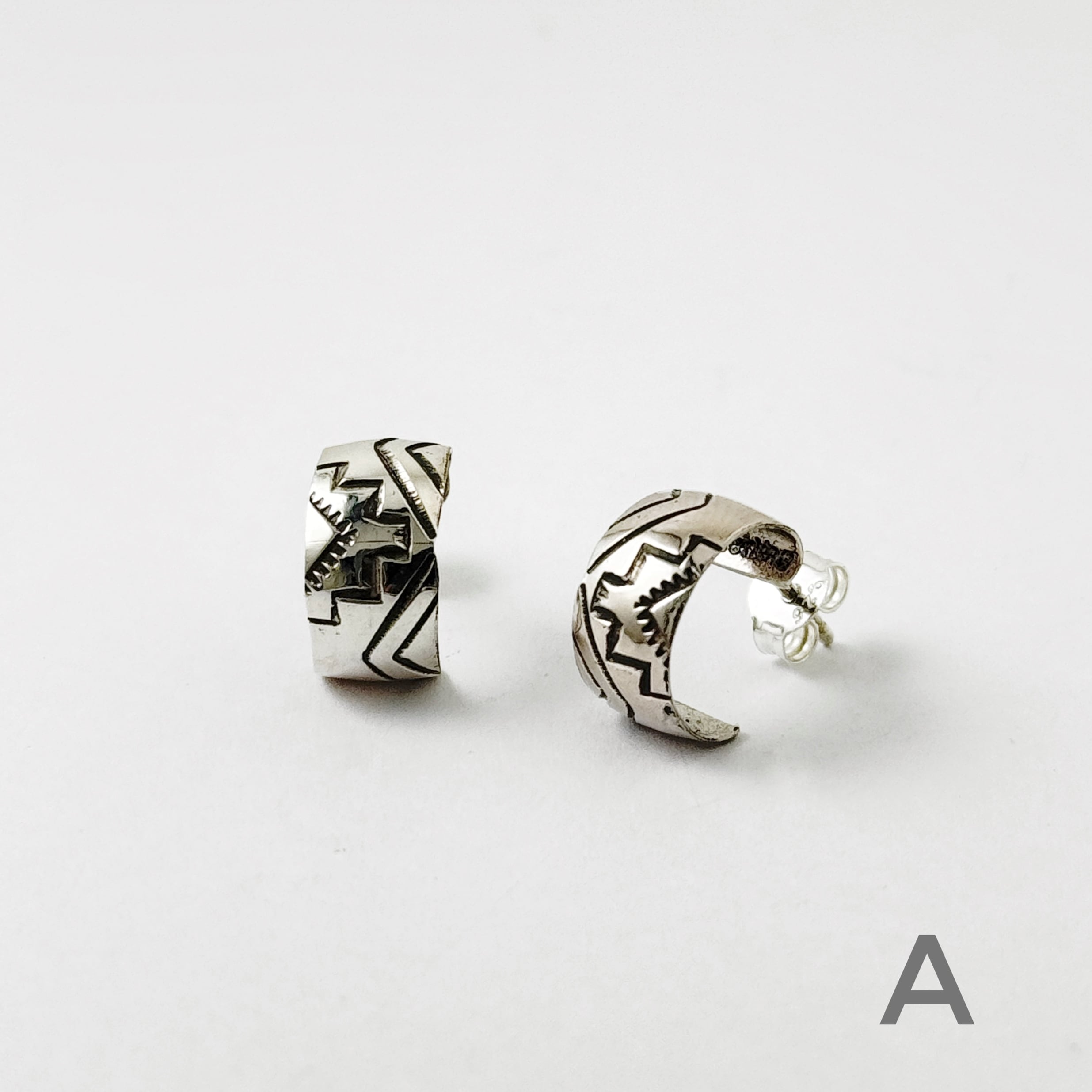 Indian Jewelry 》ナバホ柄 ハーフフープスタッドピアス. 小さめピアス