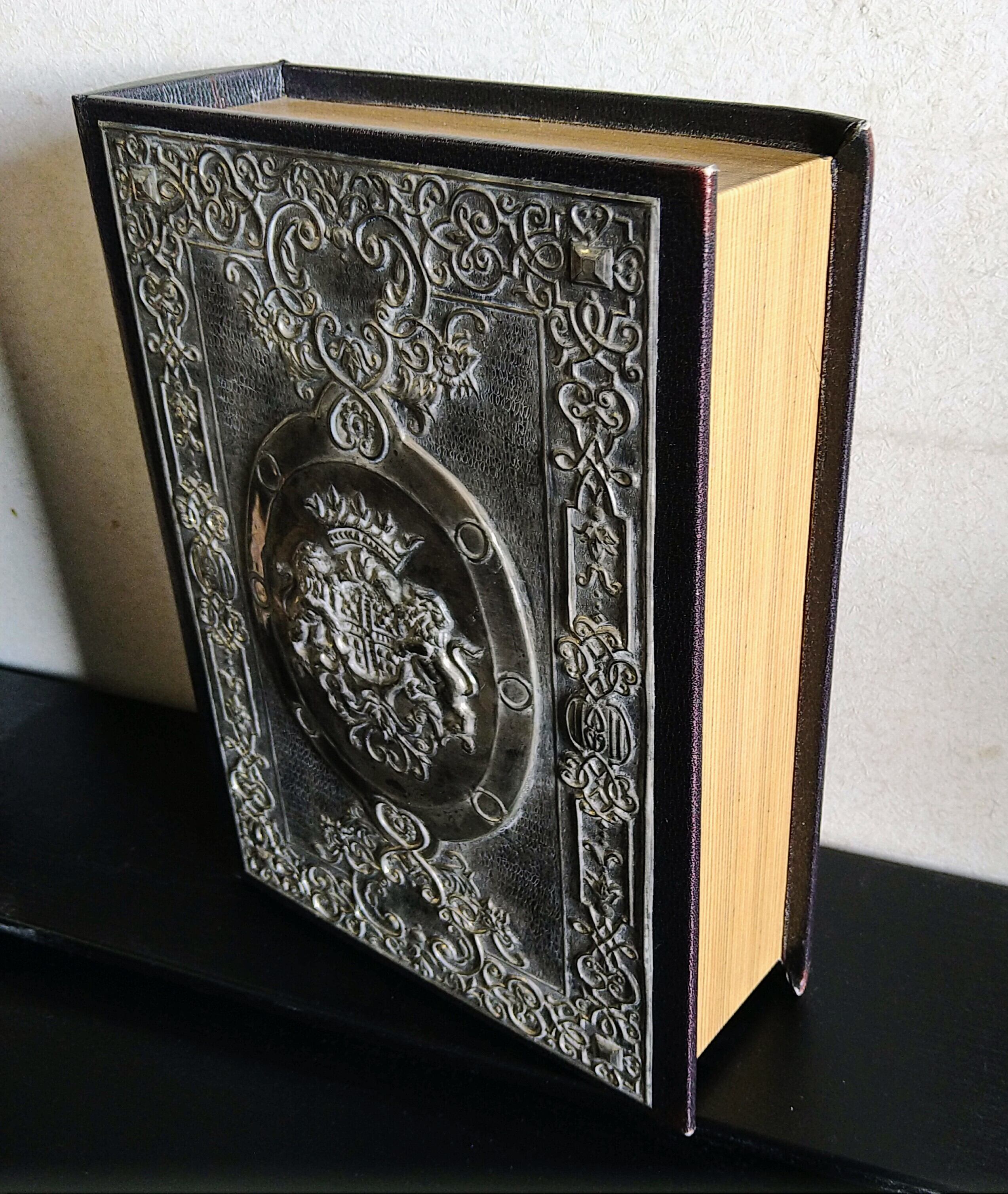 中世ライオン 本型小物入れ Medieval lion book type accessory case