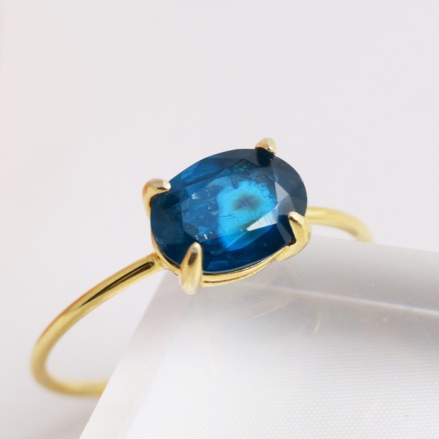 インディゴブルーカイヤナイト オーバル リング No.2｜インディゴブルーの輝き｜ファセット 8×6mm｜印象的な深い青・輝くシラー感｜18Kゴールドフィルド（10K変更可）｜鎮静魔法のような深海ブルー