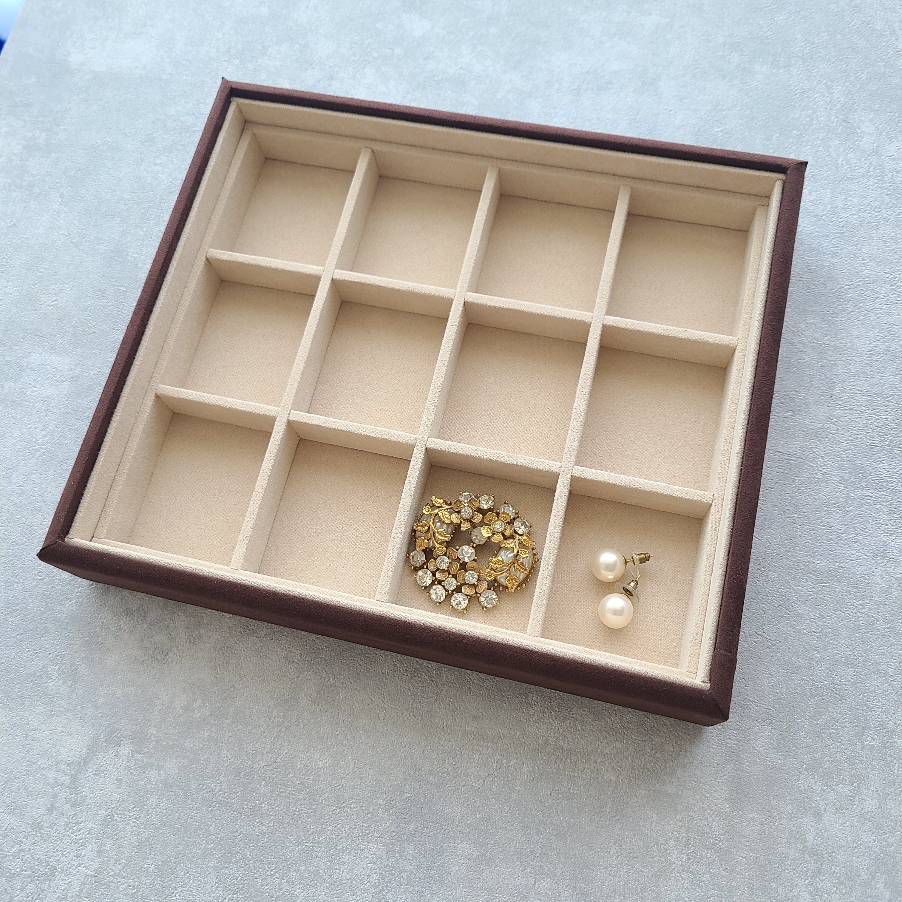 プロ仕様】ジュエリートレイ仕切り12個タイプ 沢山収納できる宝箱