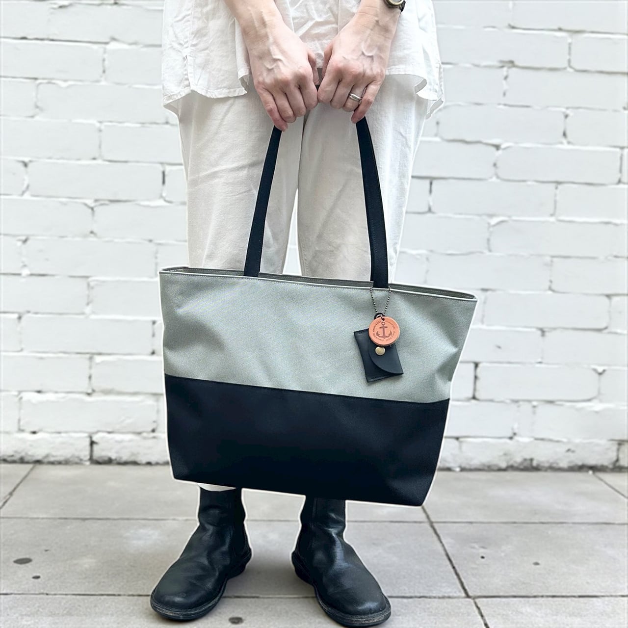 halb:グレー×ブラック(コーデュラナイロン 撥水加工ナイロン素材トートバッグ)<受注製作>