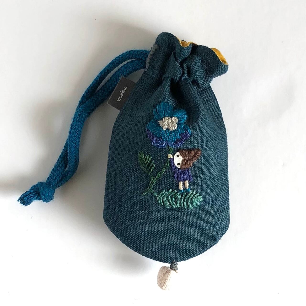 ヨーロッパリネンの小さな巾着 青いお花と女の子 モカ刺繍雑貨店