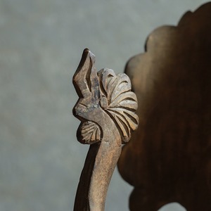 立派な尾を持つ、木彫りの鳥