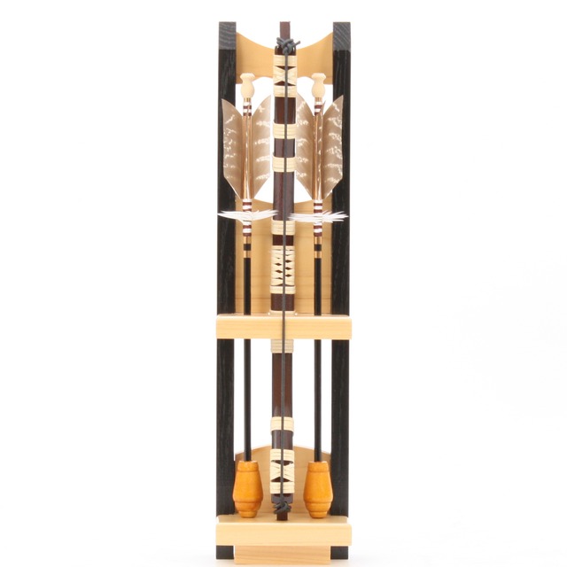 破魔弓飾り　《商品コード》10200-0007　壁掛破魔弓　桧　黒　インテリア破魔弓｜初正月｜破魔矢｜省スペース｜おしゃれ｜モダン｜壁掛｜コンパクト｜スタイリッシュ｜魔除け｜邪気払い｜縁起物｜伝統工芸｜天然羽根