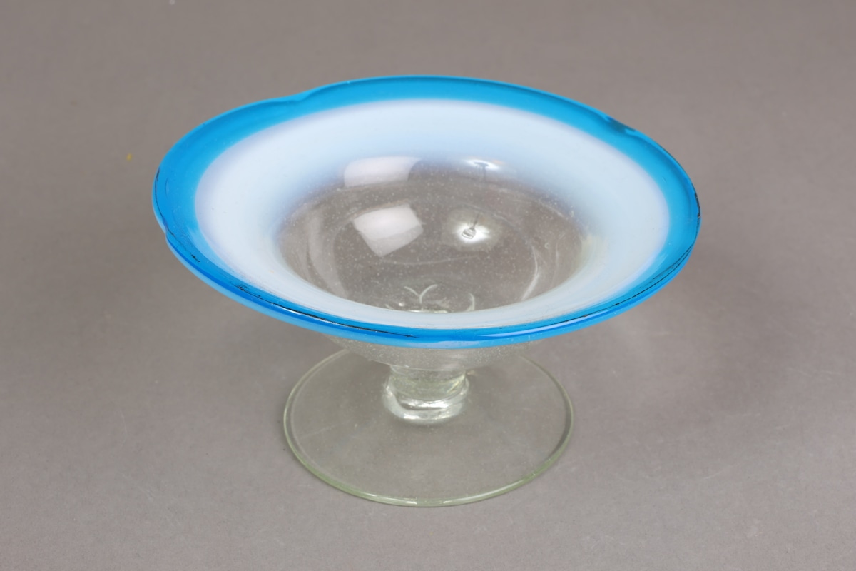 ウランガラス 氷皿 5客 昭和レトロ（氷コップ ☆緑色縁に乳白色 