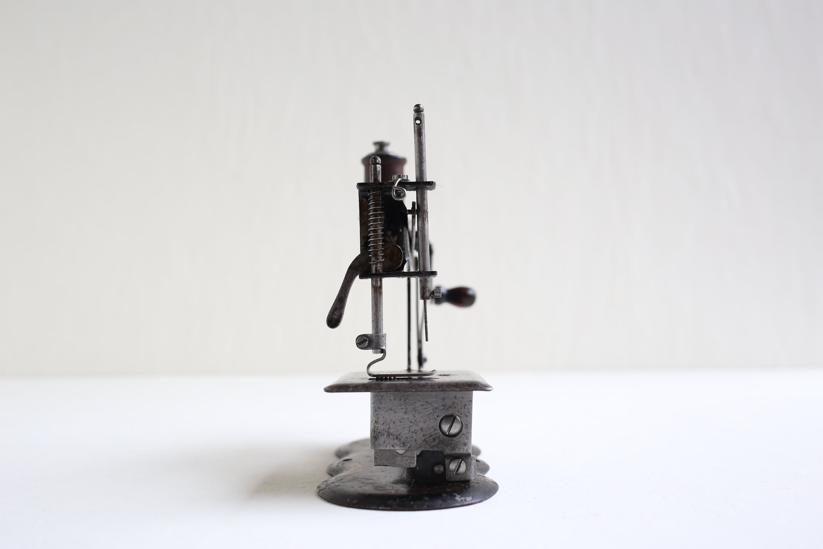 ドイツ アンティーク トイミシン Muller社 横回し『No.205579』掌