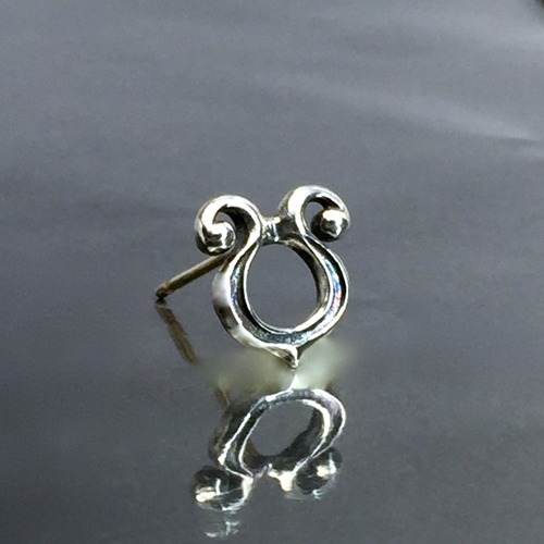 RHYTHMIC HORSESHOE STUD / リズミックホースシューピアス