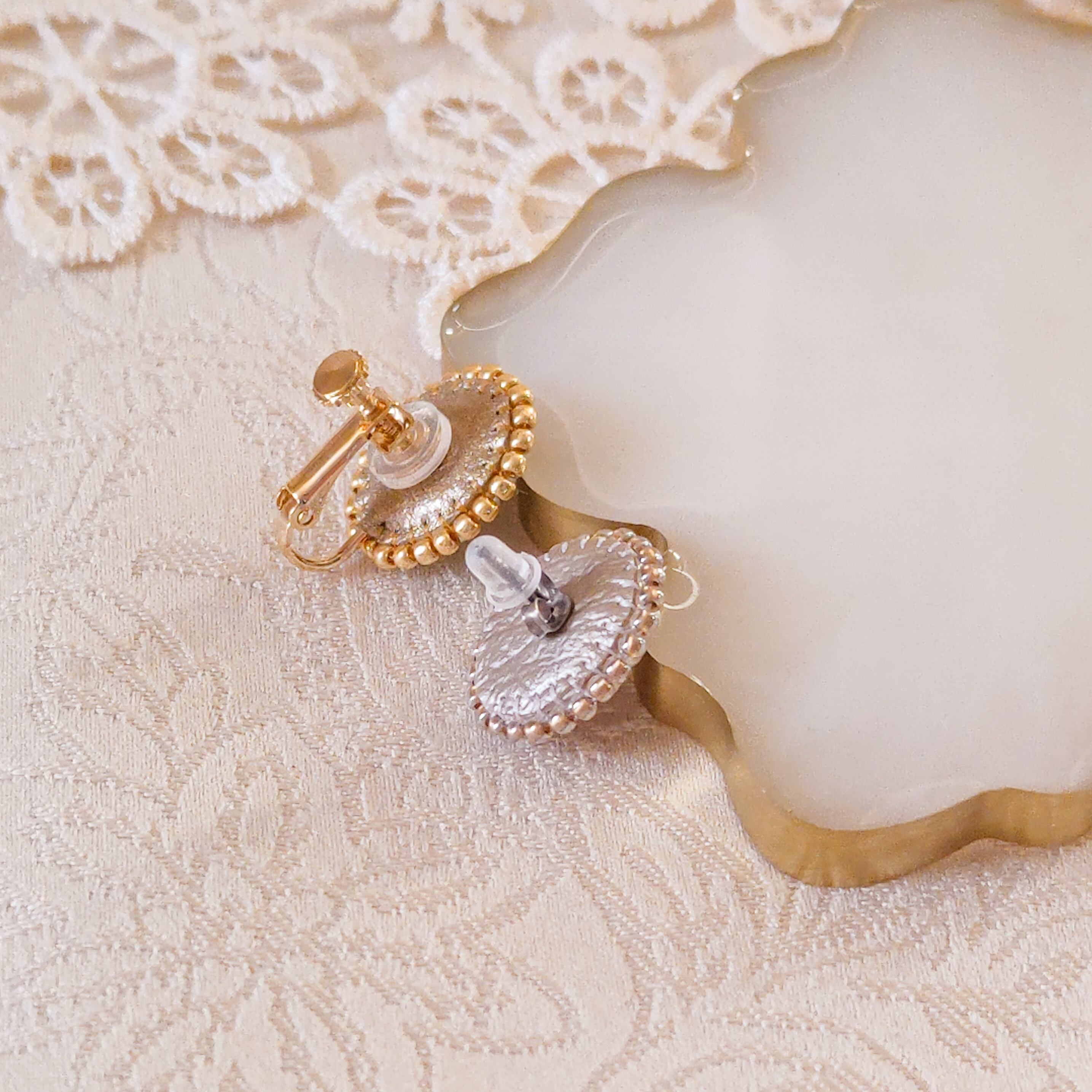 小さめ 貴婦人のカメオ《ローズ》イヤリング＆ピアス ビーズ刺繍