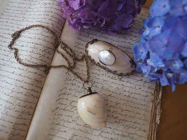 FRANCE 1900's Mother of Pearl cologne necklace top