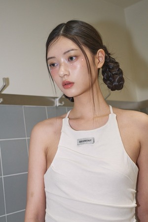 [ODDONEOUT] BACK STRING HALTER NECK TOP IVORY 正規品 韓国ブランド 韓国ファッション 韓国代行 韓国通販 odd one out オッドワンアウト 日本 店舗