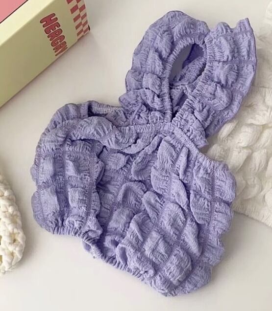 ドッグ 犬 小型犬 ドッグウェア 室内着 ドレス ベスト 細身 ストレート フリル 袖無し 肩出し 襟無し ベーシック ふわふわ 薄手 シャーリング 透け感 かわいい きれいめ シンプル 上品 おしゃれ レトロ 個性的 エレガント モダン かっちり ヴィンテージ ラブリー キュート プリンセス フェアリー 都会的 ラグジュアリー ベーシック プレッピー フレンチ シック 無地 夏 サマーシーズン 夏服 男の子 女の子 成犬 デート お出かけ お泊まり アウトドア リゾート カフェ ガーデン 散歩 ウォーキ