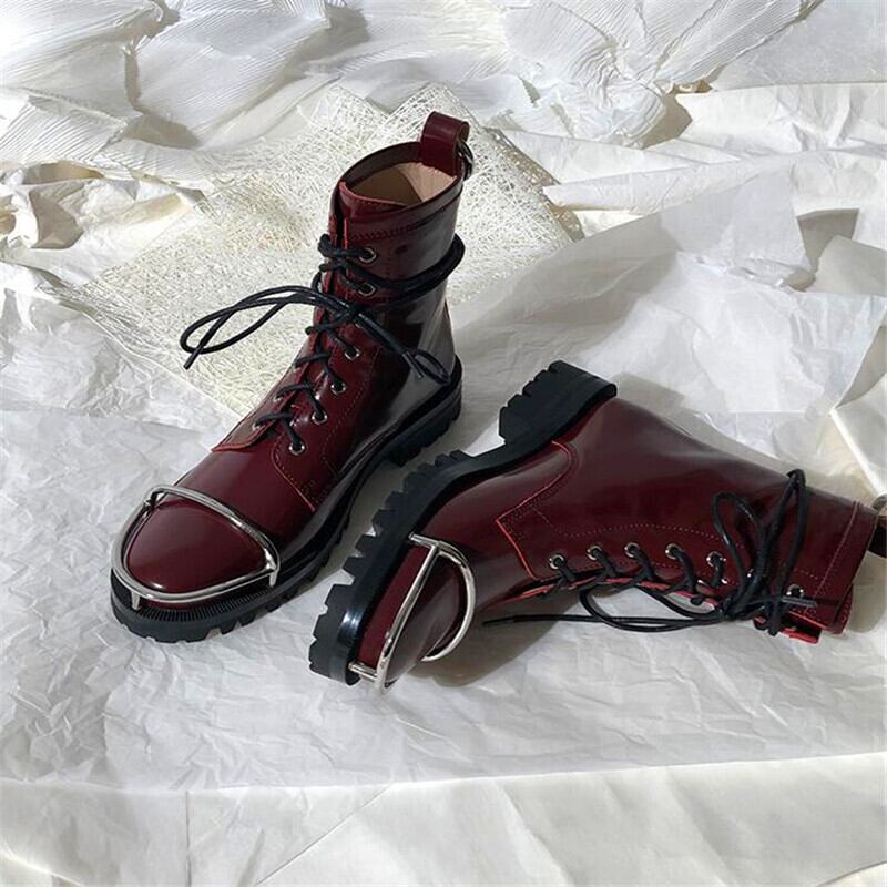 【新作】【送料無料】 メタルデコレーションモーターサイクルブーツレッドブラックシャイニーレザーレースアップアンクルブーツウィンターストリートシューズレディース 靴 冬物 10b346363549702