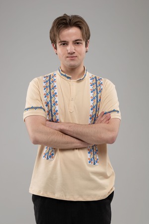 【男女兼用モデル】ウクライナ手刺繍ヴィシヴァンカ　半袖　フリーサイズ