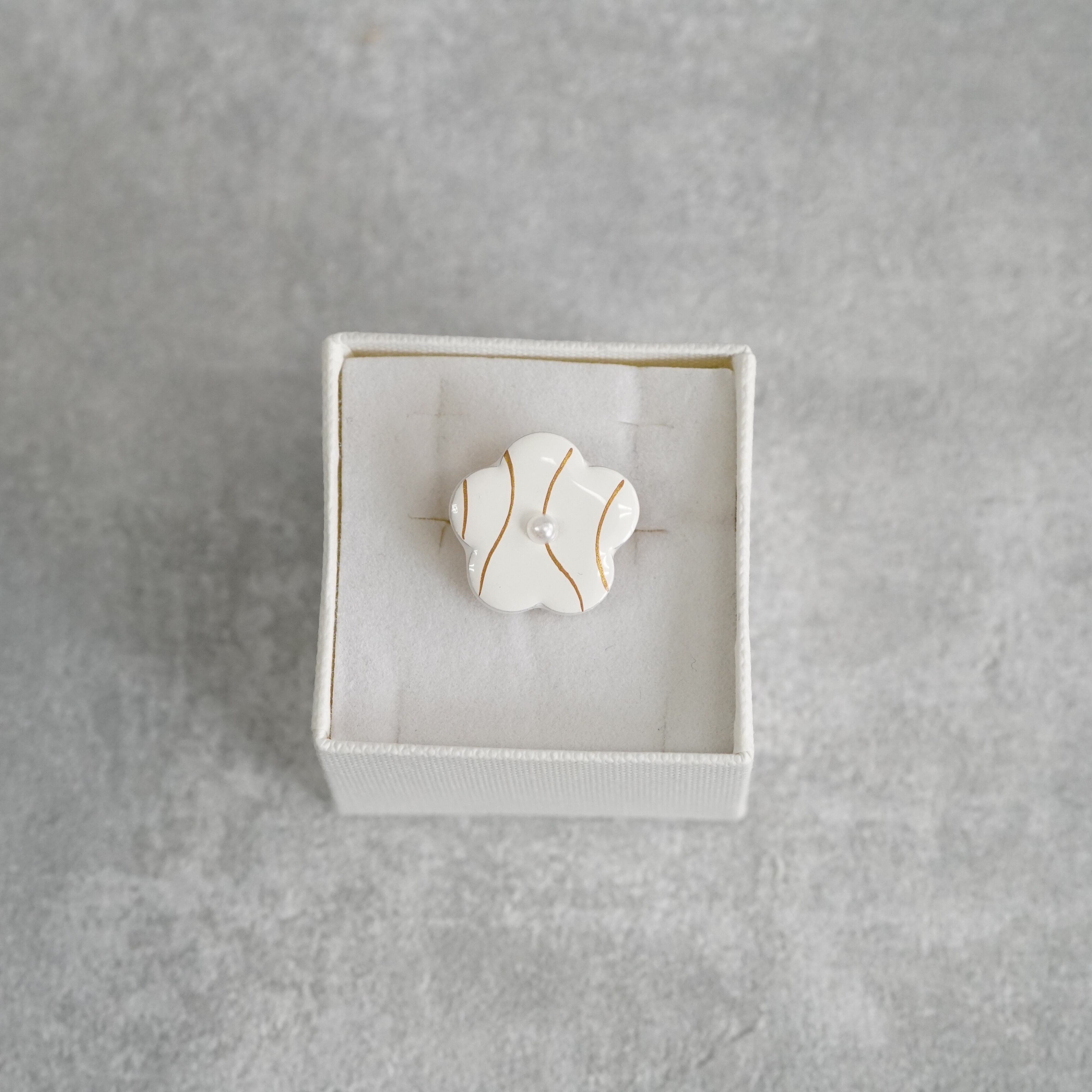 花 Hana pin badge white