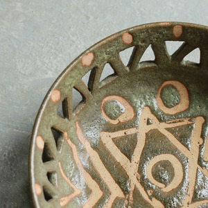 味わいある模様の、プリミティブなボウル