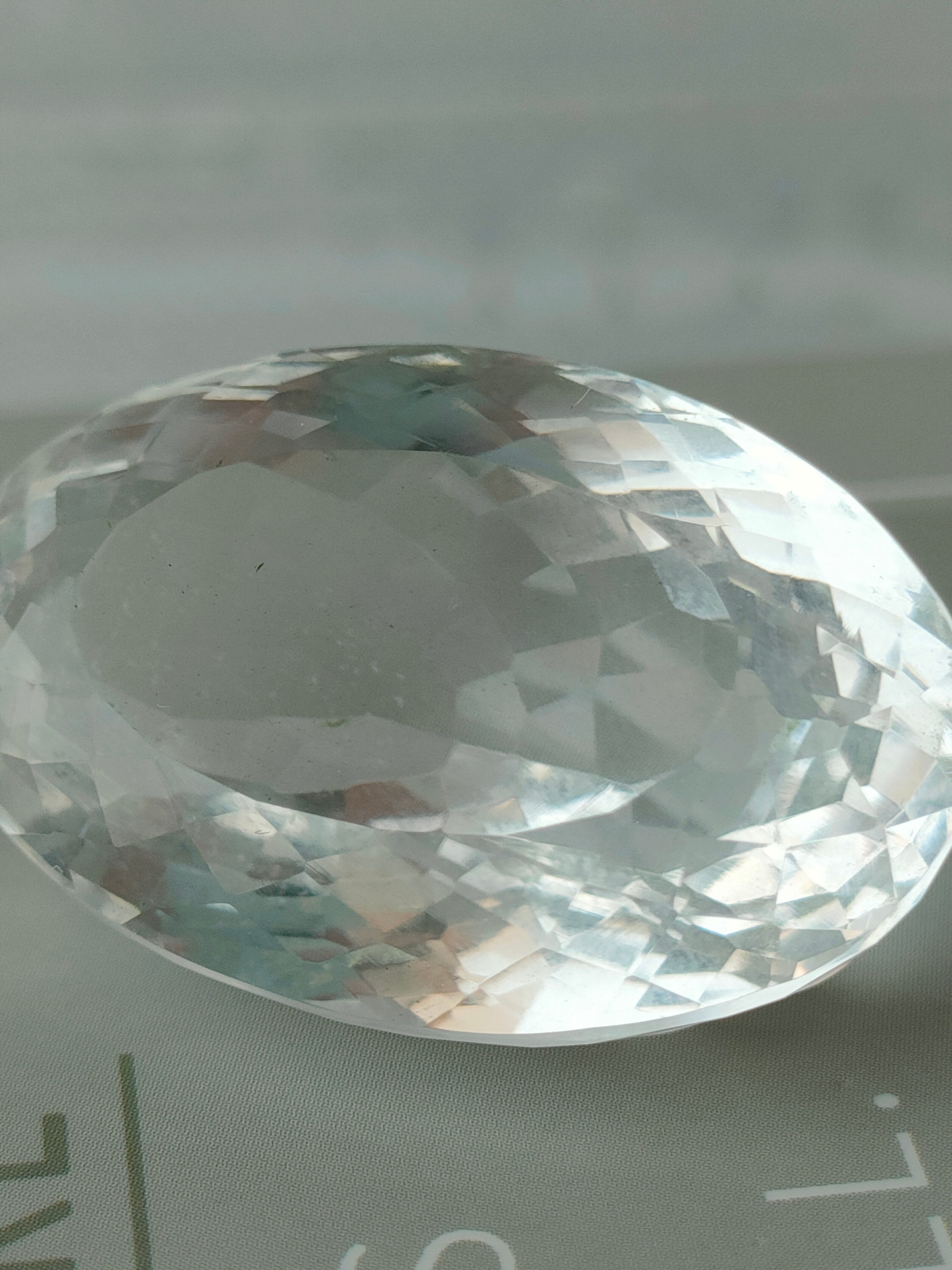 まるで宝石のよう!オーバルシェイプクリアクォーツ