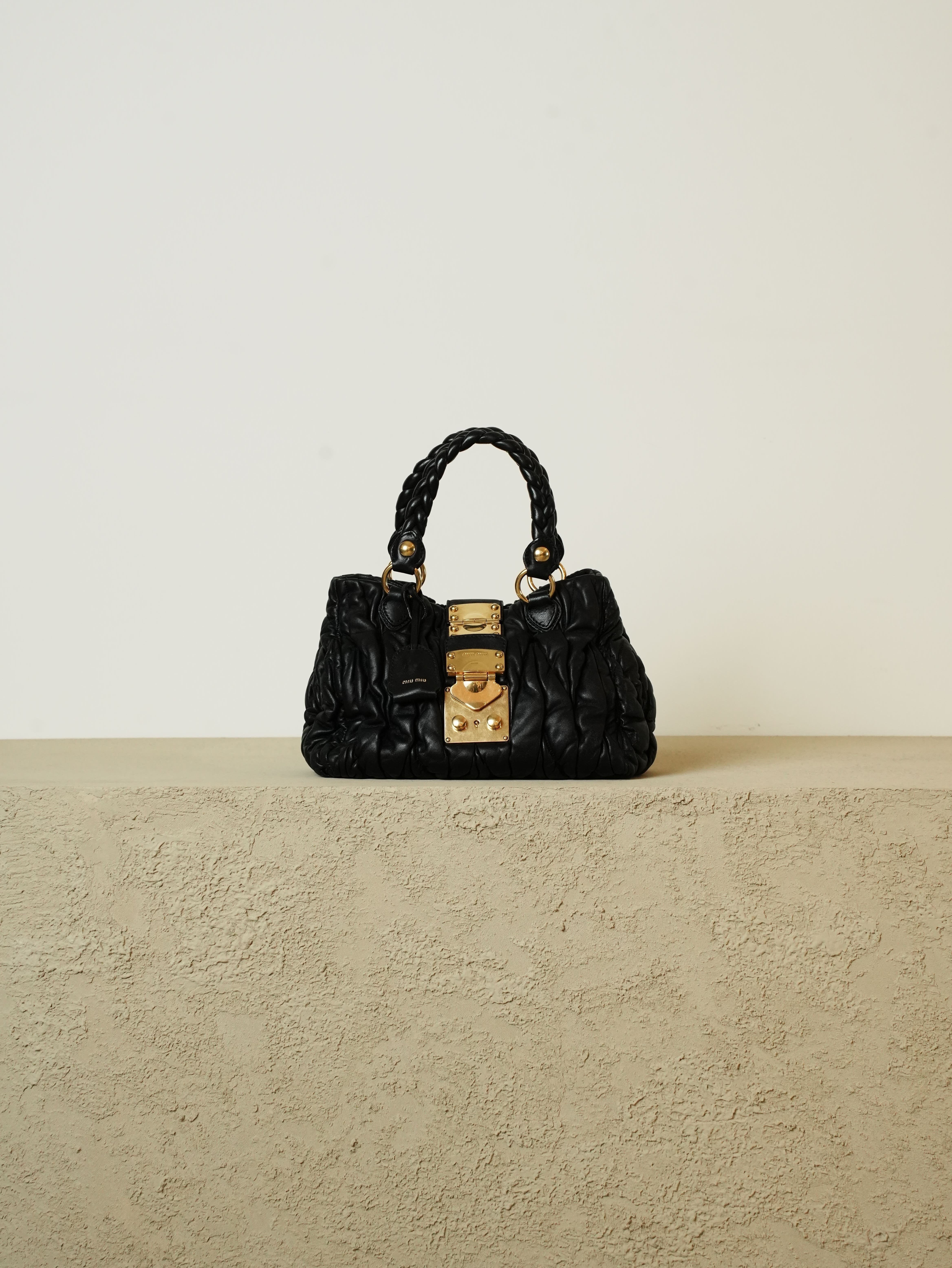 miumiu マテラッセ黒　ヴィンテージ　値下げしました miu miu（ミュウミュウ） 中古 ハンドバッグ レディース ブランド