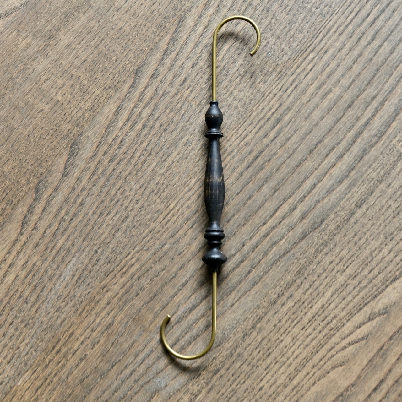 古橋治人作　S字フック 黒漆［2104920000015］ |  S-Hook in Black Urushi Lacquer  by Haruto Furuhashi
