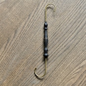 古橋治人作　S字フック 黒漆［2104920000015］ |  S-Hook in Black Urushi Lacquer  by Haruto Furuhashi