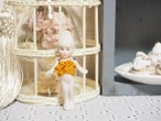 JAPANビスク　オレンジ服女の子 画像1