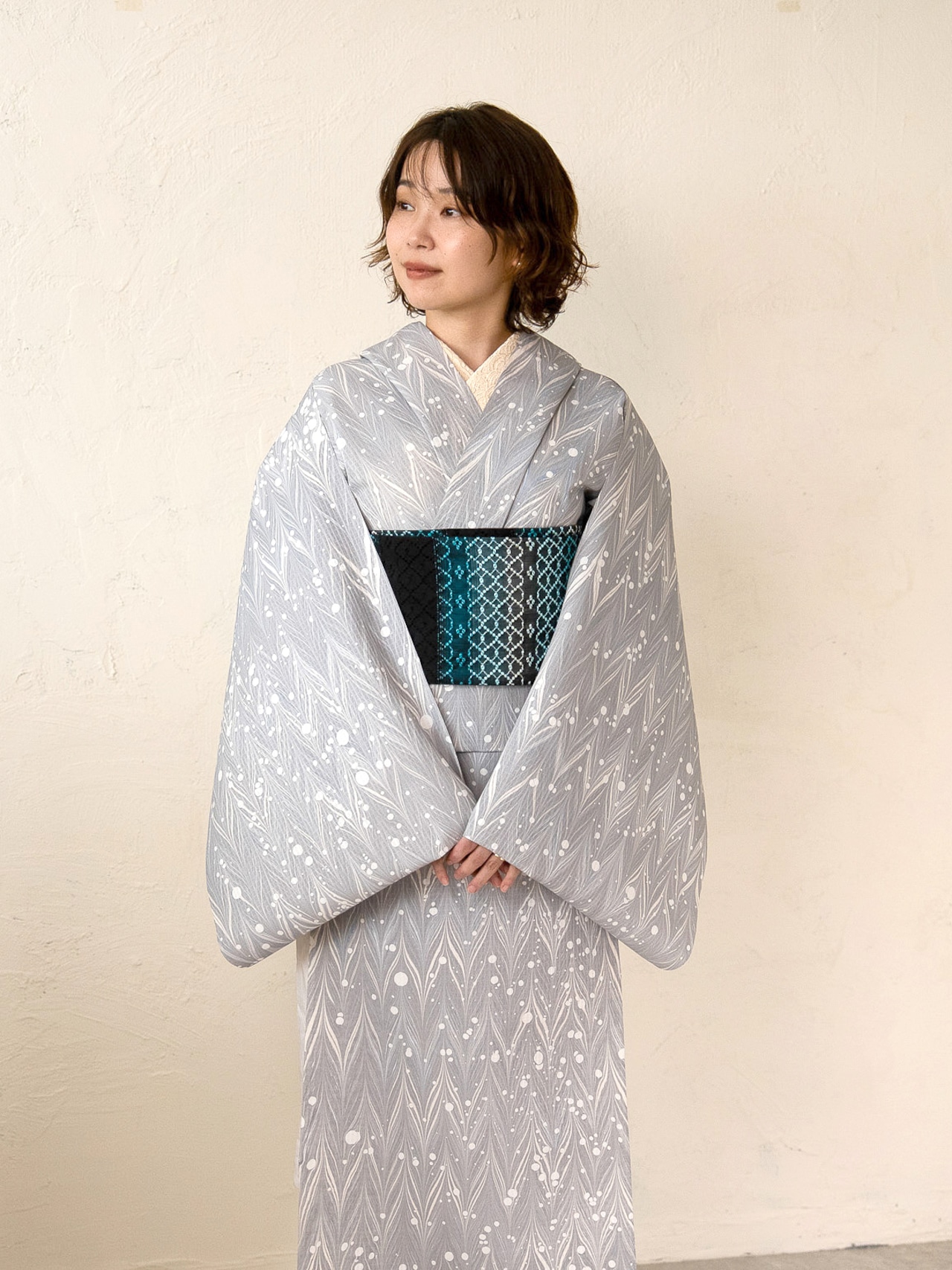 「冬暁(とうぎょう)」矢羽根柄×ドット〜洗えるきもの(シルジェリー格子柄)〜