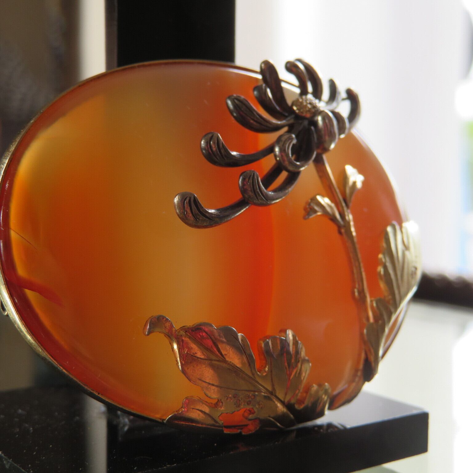 アンティーク　瑪瑙の月に立ち菊の帯留め