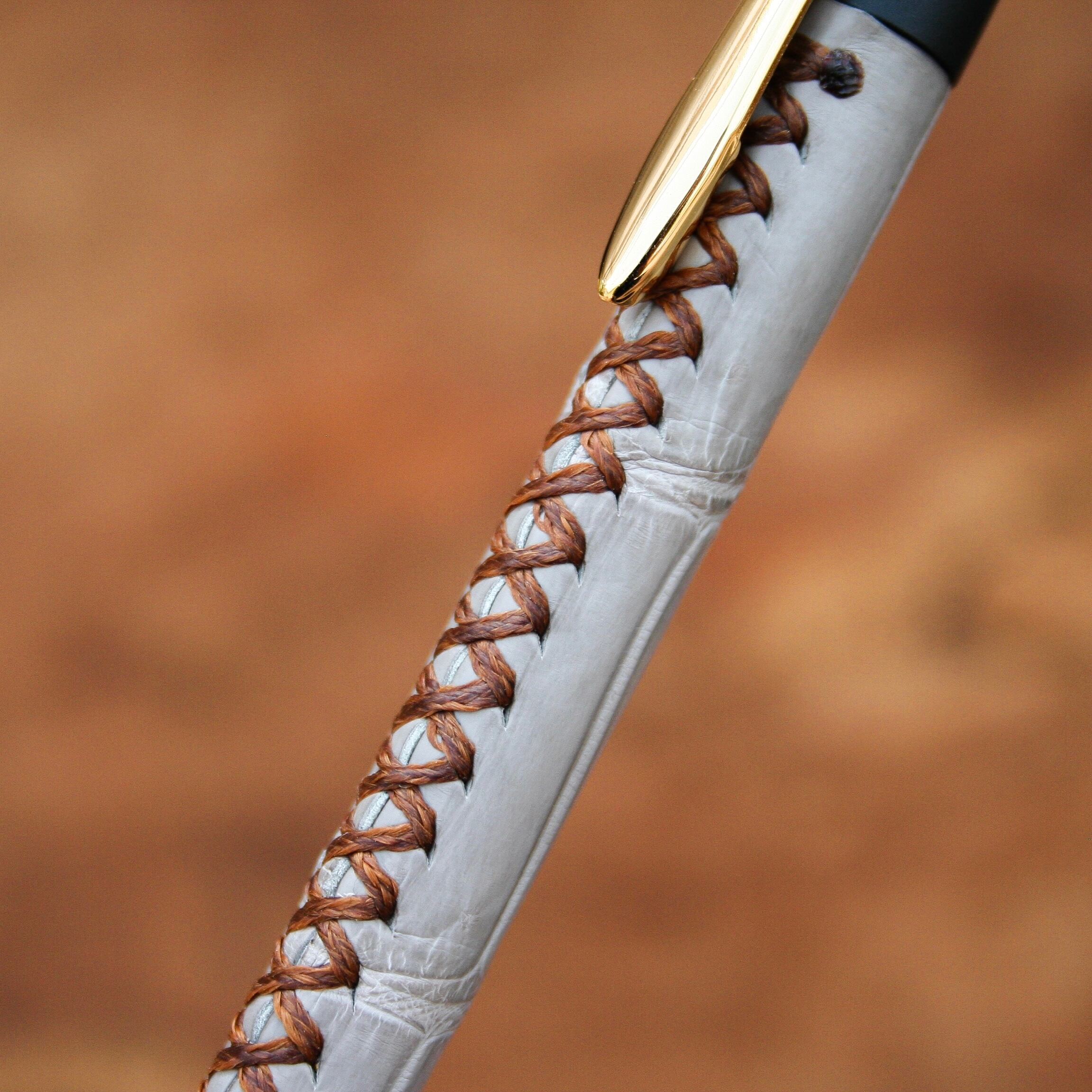 ☆不定期販売☆ 革軸ペン【クロコダイル ストーングレー】 | Schicksal