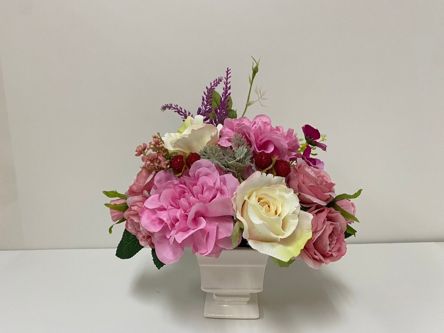 光触媒加工 フラワーアレンジメント｜ローズとグリーンフラワーのエレガントアレンジ エレガントローズアレンジメント＊薔薇が咲き誇るフラワーギフト