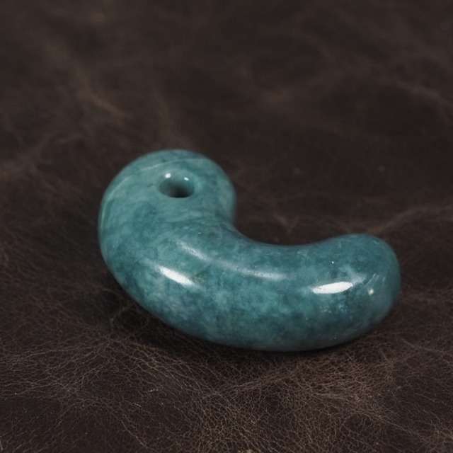 糸魚川翡翠 希少色 大所産 青翡翠 勾玉 15.1g Itoigawa Blue Jadeite 
