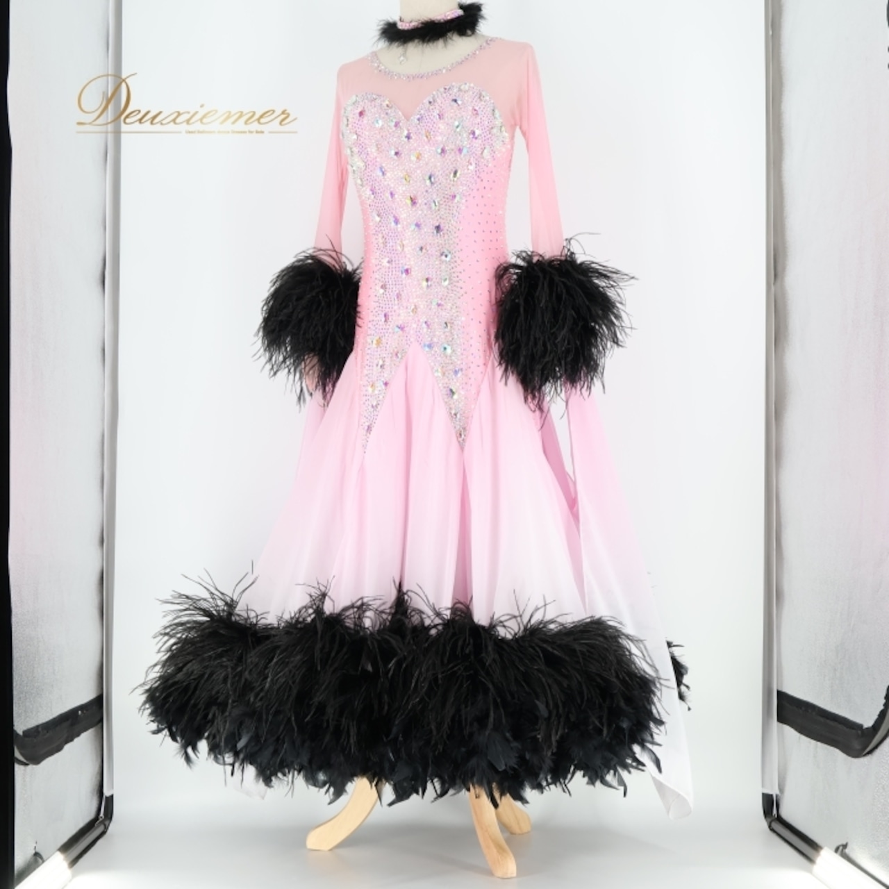 社交ダンス 衣装 スタンダードドレス ワンピース ドレス 黒 ピンク ファー フェザー デモ 競技 ダンス パーティ 発表会 かわいい ゴージャス 明るい 大きめ ブラック系 ピンク系 エレガント 競技用 ダンスパフォーマンス 上品