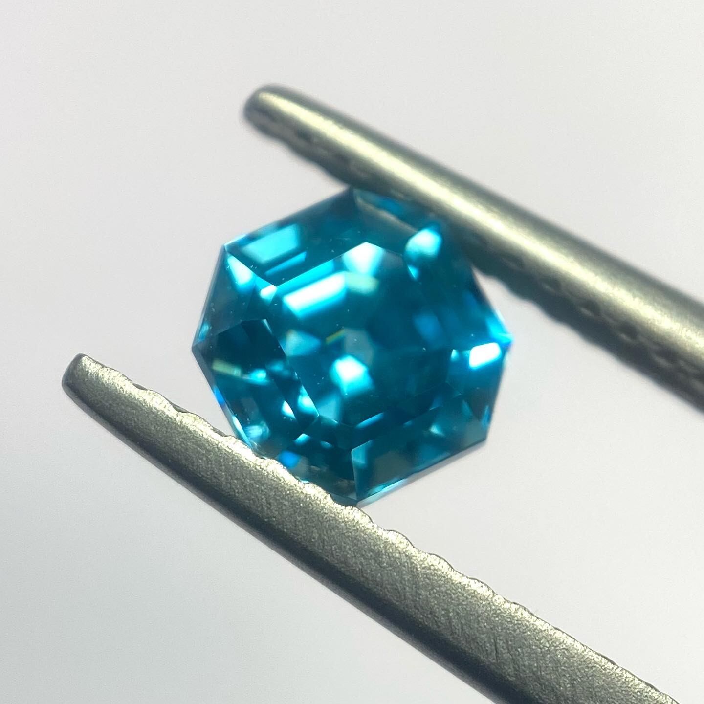 南の海の結晶 ブルージルコン