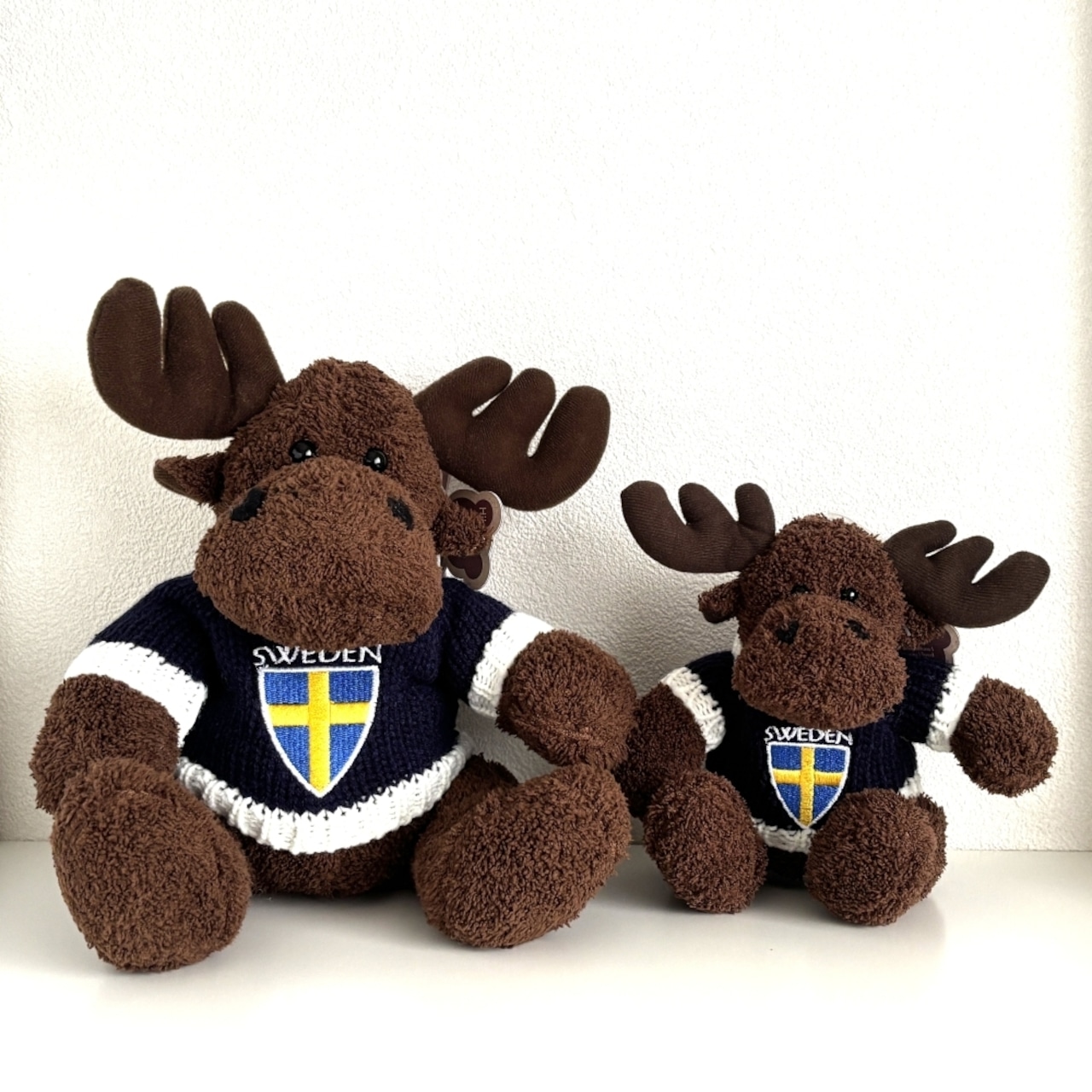 【NORDIC SOUVENIR】ムースぬいぐるみ13cm・スウェーデンロゴセーター