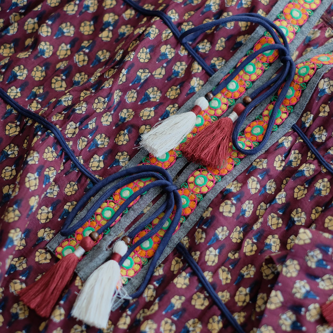 刺繍リボン＆タッセルが個性的！ブロックプリント長袖ワンピース（24w