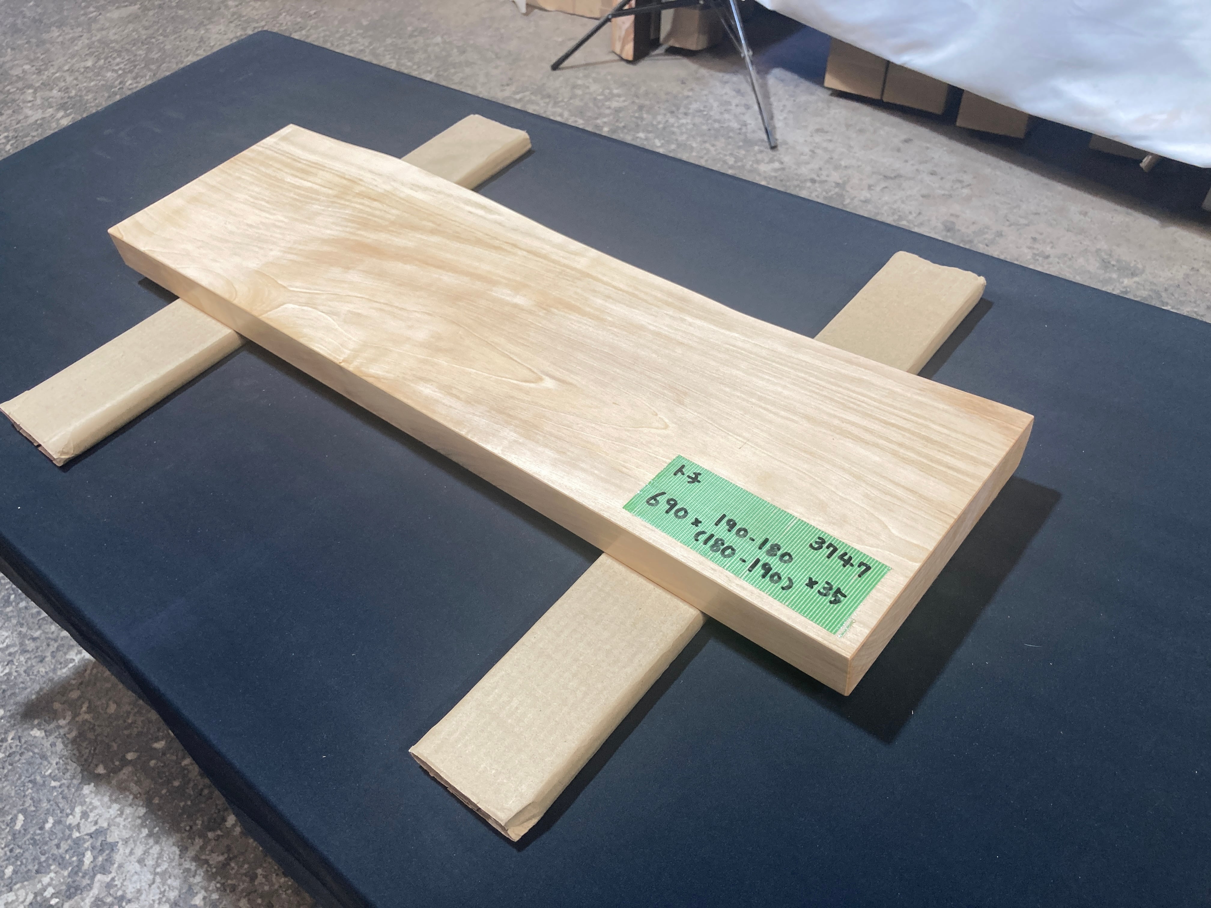 【70cm×33cm】無垢板　栃　2枚（6-1 6-2） 70cm×33cm】無垢板 栃 2枚（6-1 6-2）