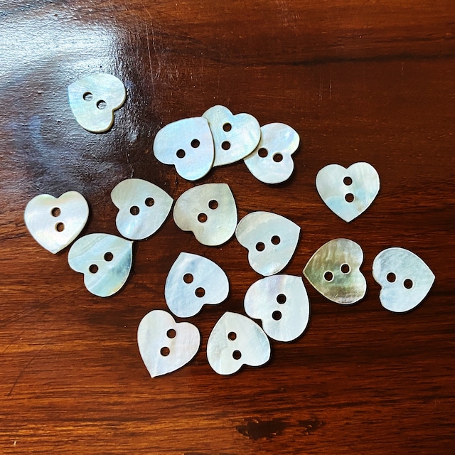 Heart motif shell button