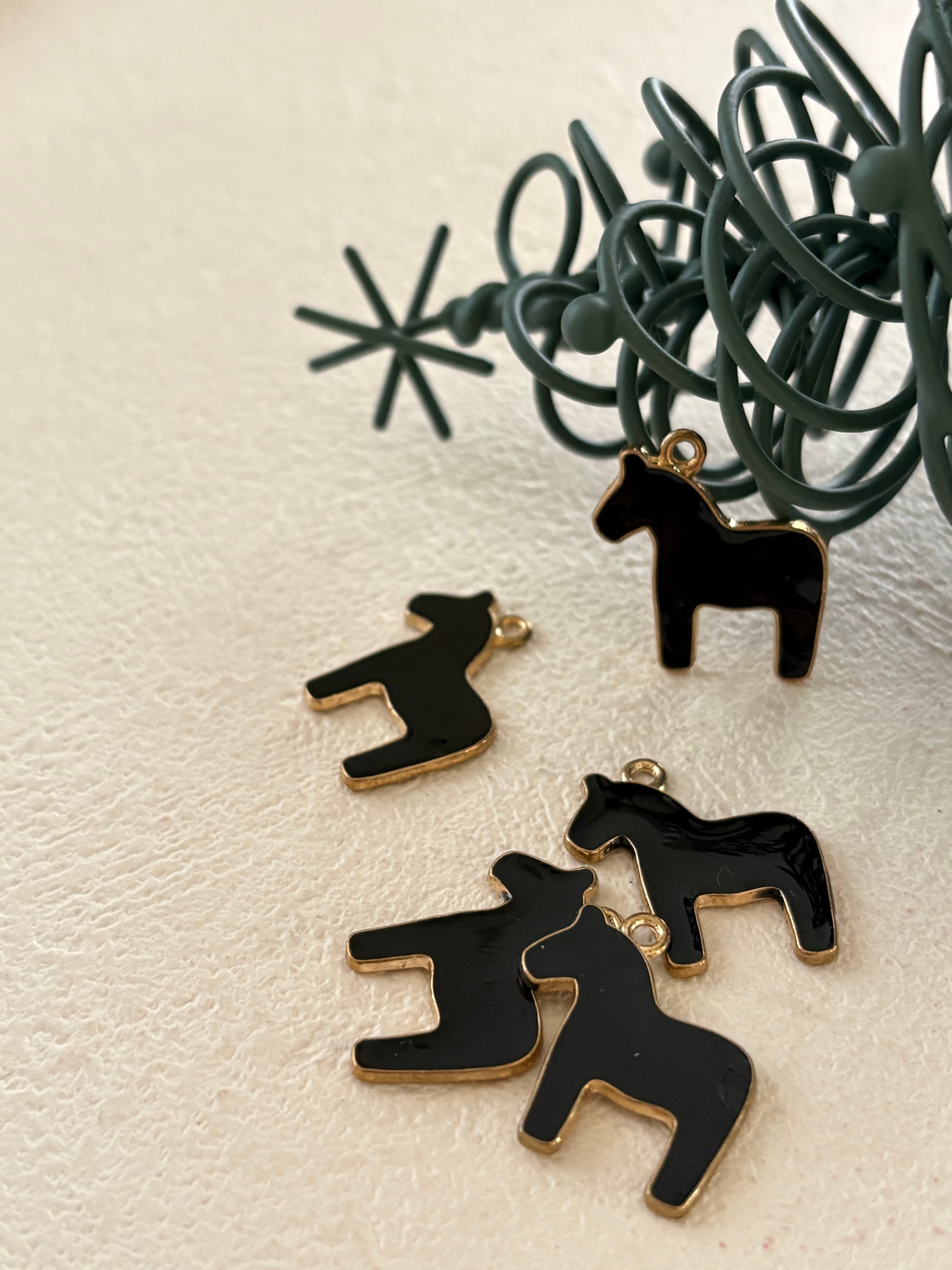 輸入デザインパーツホースチャーム 馬 18mm メタル ブラック チャーム アクセサリーパーツ カルトナージュ デコレーション材