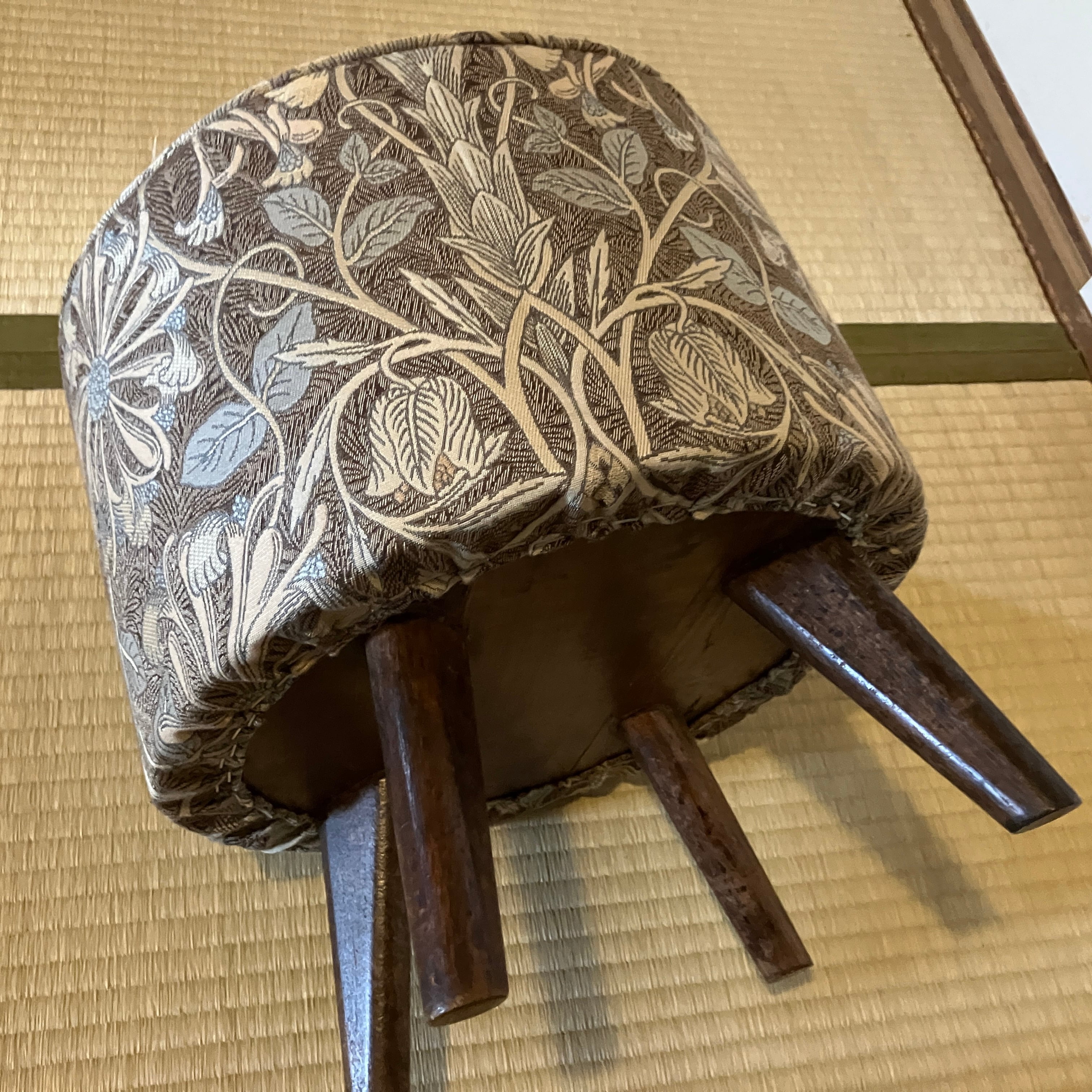 張替え未使用品】角スツールXモリス・ウィロー 張替え未使用品】角