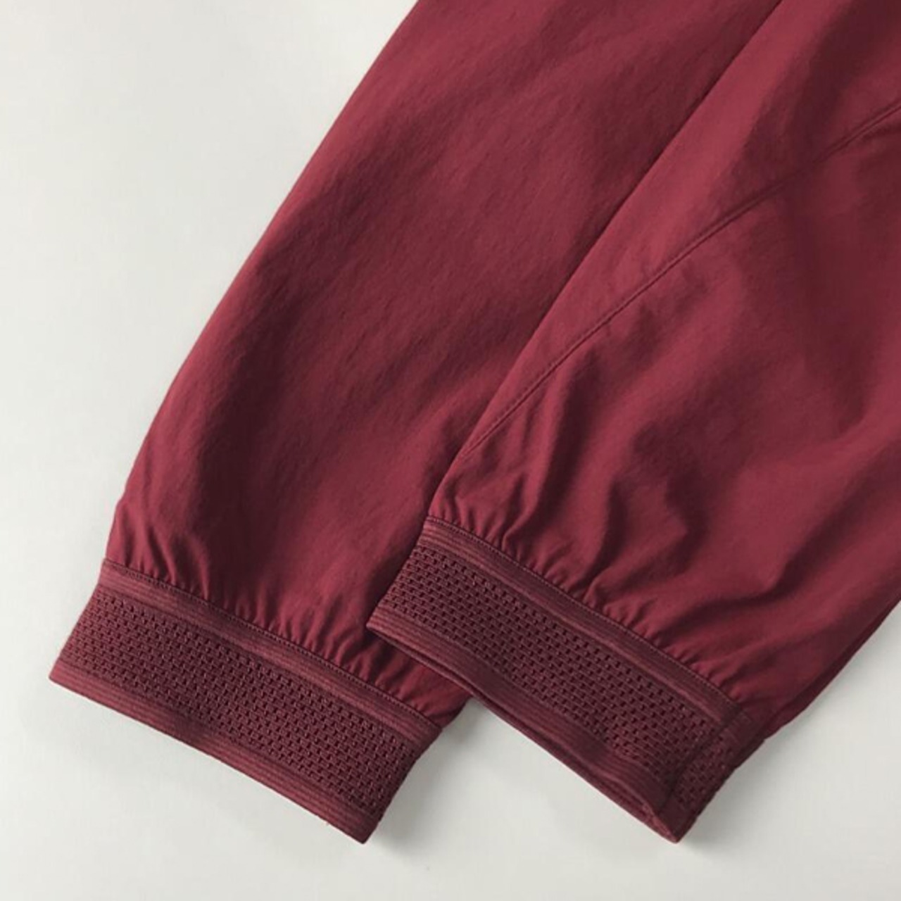 adidas(アディダス)ナイロンジャケット/レッド