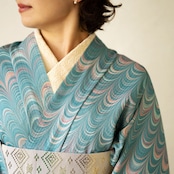 「夜明けの光を纏うドレープのような墨流し」〜洗えるきもの(シルジェリー格子柄)〜