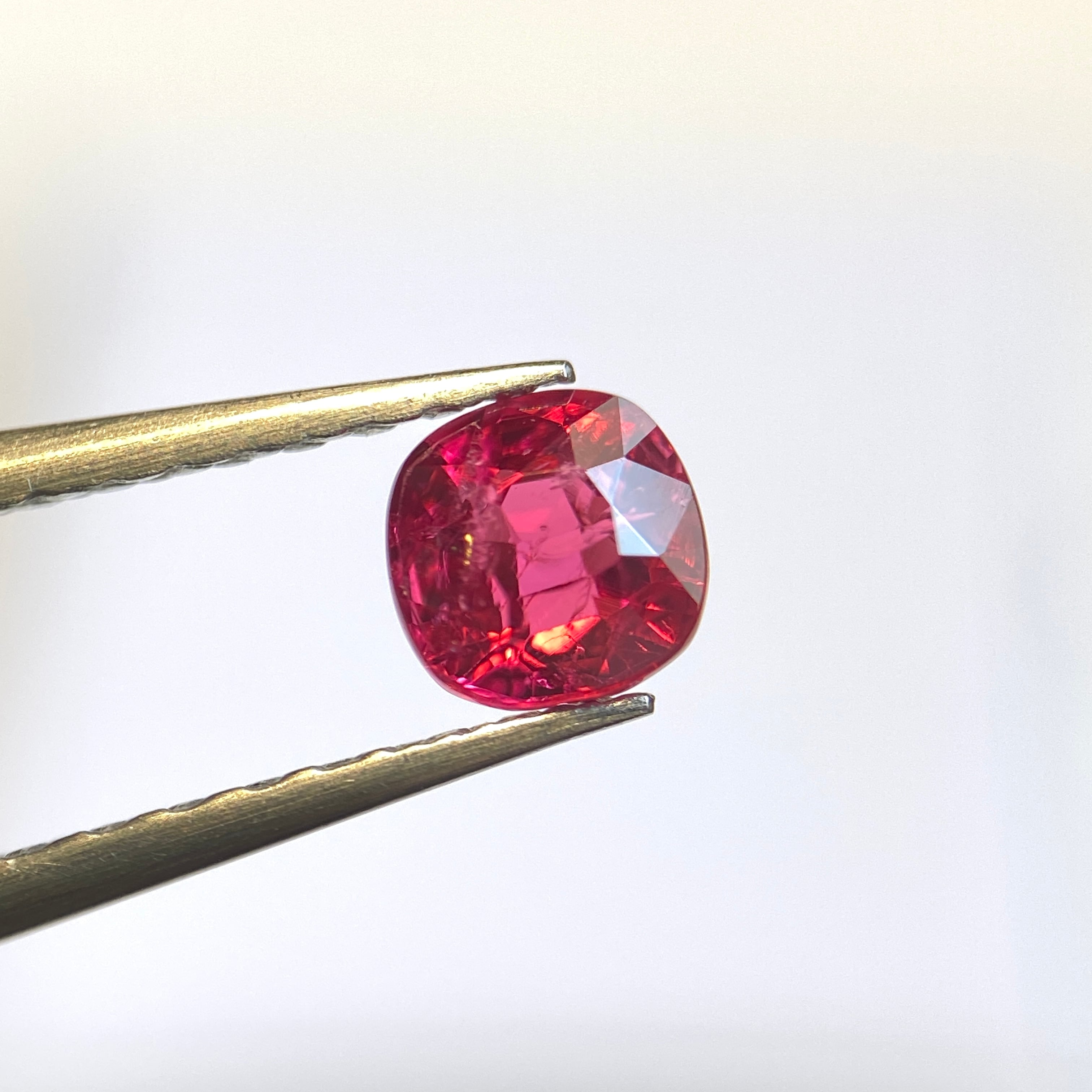 動画有】ジェダイスピネル 0.46ct ミャンマー産 GUILD鑑別書付き 蛍光